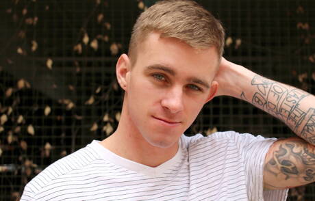 Amerykański młodzieniec Ryan Jordan masturbuje się na zewnątrz