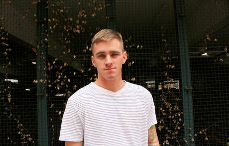 Amerykański młodzieniec Ryan Jordan masturbuje się na zewnątrz