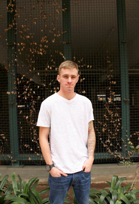 Amerykański młodzieniec Ryan Jordan masturbuje się na zewnątrz