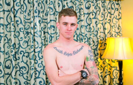 Amerykański młodzieniec Ryan Jordan masturbuje się na zewnątrz