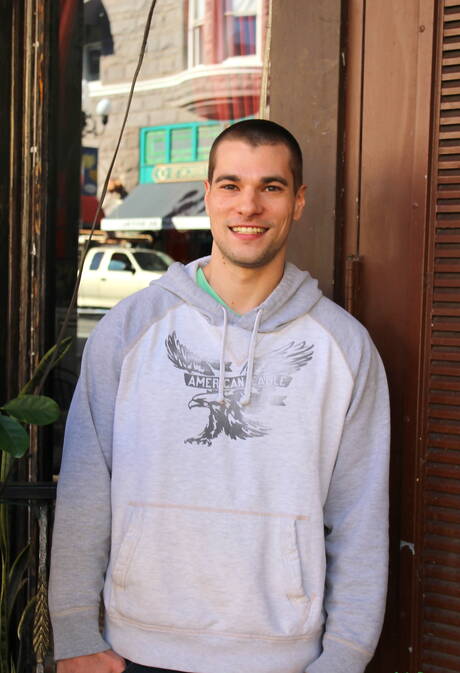 Il super stallone americano Princeton Price si spoglia e mostra il suo bel sedere all