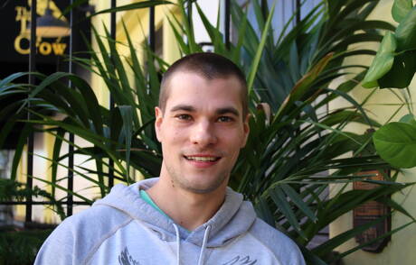 Il super stallone americano Princeton Price si spoglia e mostra il suo bel sedere all