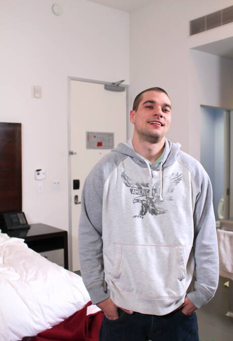 Il super stallone americano Princeton Price si spoglia e mostra il suo bel sedere all