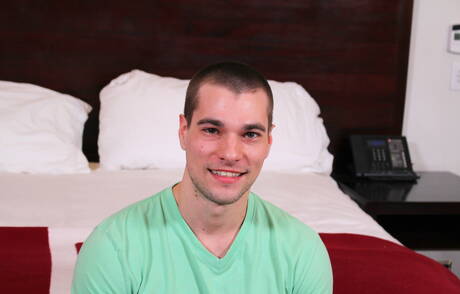 Il super stallone americano Princeton Price si spoglia e mostra il suo bel sedere all