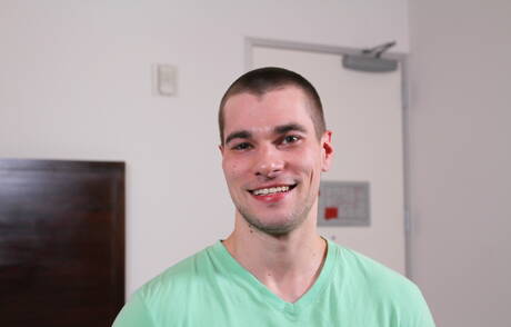 Il super stallone americano Princeton Price si spoglia e mostra il suo bel sedere all