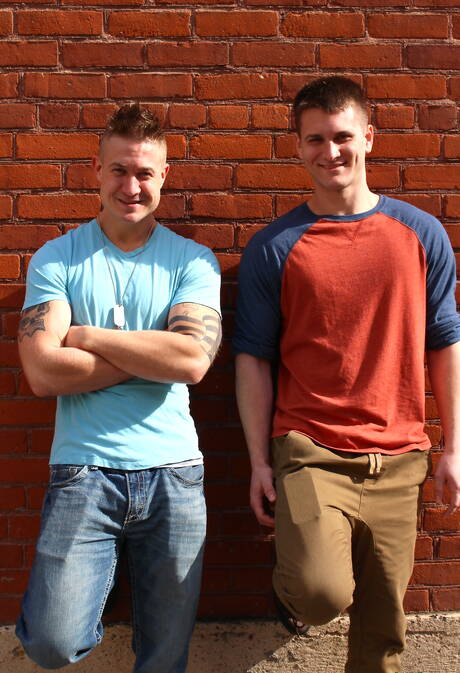 Le super étalon Michael et le beau gosse américain Allen Lucas dans une scène homosexuelle torride en extérieur