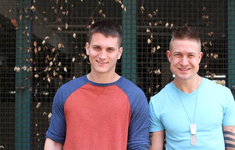 Le super étalon Michael et le beau gosse américain Allen Lucas dans une scène homosexuelle torride en extérieur