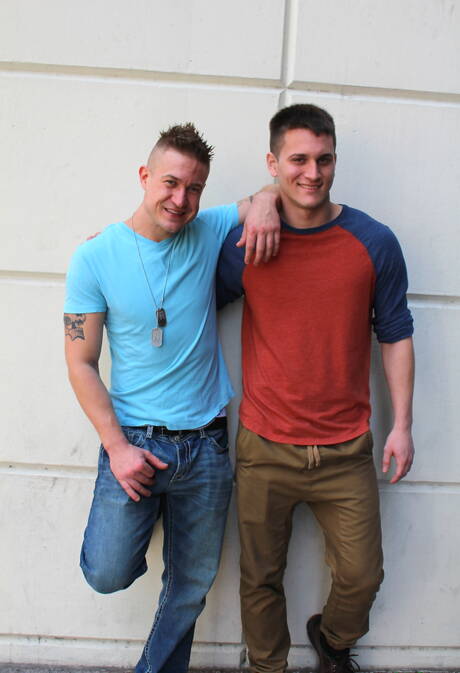 Le super étalon Michael et le beau gosse américain Allen Lucas dans une scène homosexuelle torride en extérieur