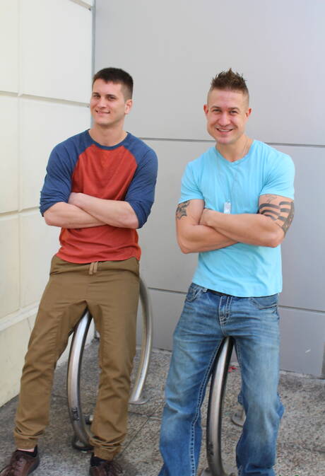 Le super étalon Michael et le beau gosse américain Allen Lucas dans une scène homosexuelle torride en extérieur