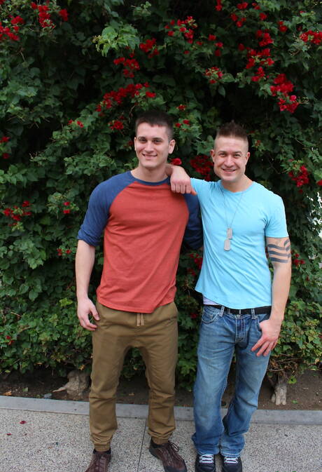 Le super étalon Michael et le beau gosse américain Allen Lucas dans une scène homosexuelle torride en extérieur