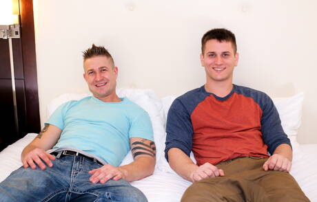 Le super étalon Michael et le beau gosse américain Allen Lucas dans une scène homosexuelle torride en extérieur