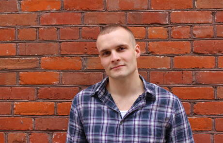 O jovem americano Colton Phobos posando nu e mostrando uma bunda gostosa ao ar livre