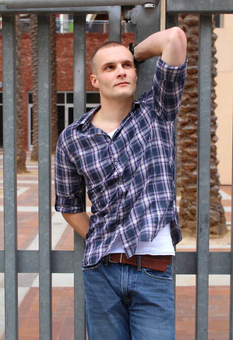 O jovem americano Colton Phobos posando nu e mostrando uma bunda gostosa ao ar livre