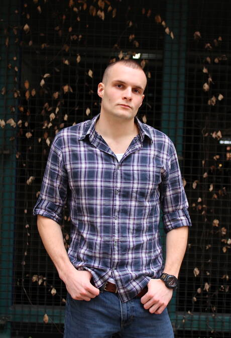 O jovem americano Colton Phobos posando nu e mostrando uma bunda gostosa ao ar livre