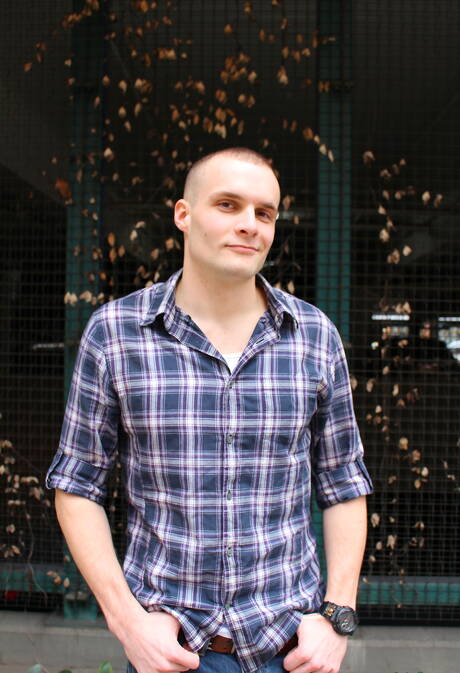 O jovem americano Colton Phobos posando nu e mostrando uma bunda gostosa ao ar livre