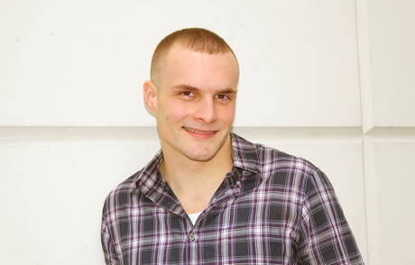 O jovem americano Colton Phobos posando nu e mostrando uma bunda gostosa ao ar livre