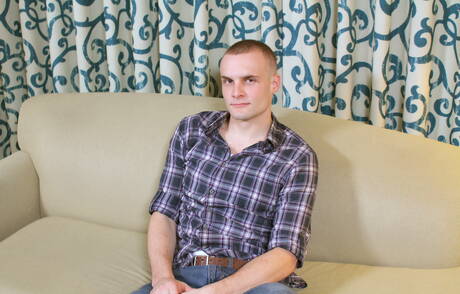 O jovem americano Colton Phobos posando nu e mostrando uma bunda gostosa ao ar livre