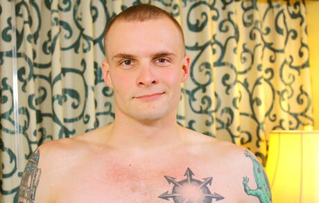 O jovem americano Colton Phobos posando nu e mostrando uma bunda gostosa ao ar livre