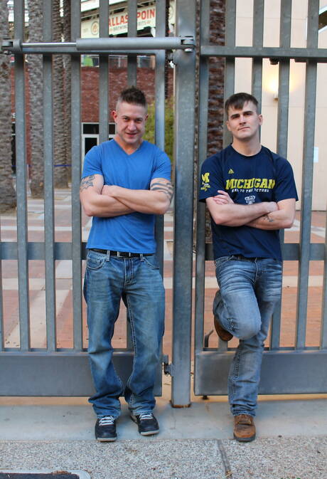 肌肉男Michael和肌肉男Ricky Stance在戶外激情啪啪