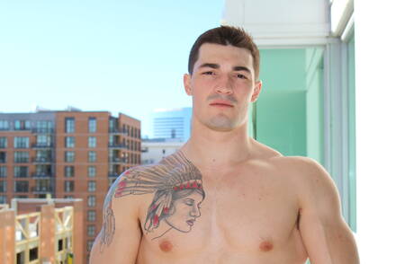 Bull Scott mostra un corpo robusto