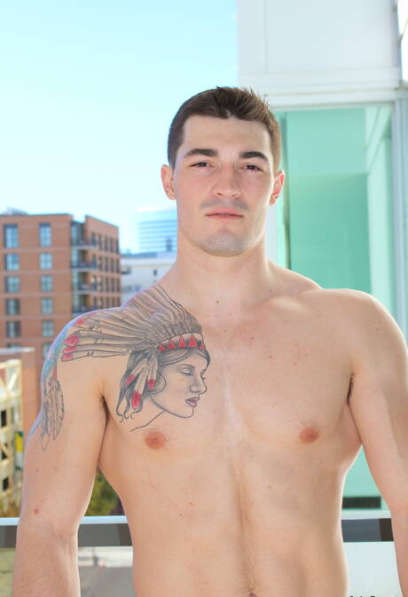 Bull Scott mostra un corpo robusto