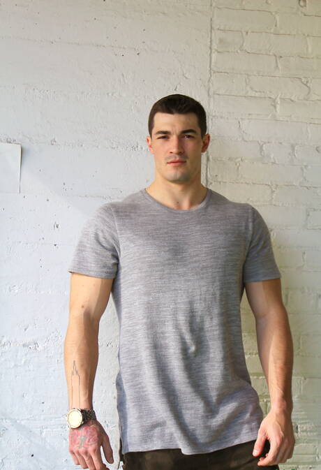 Bull Scott mostra un corpo robusto