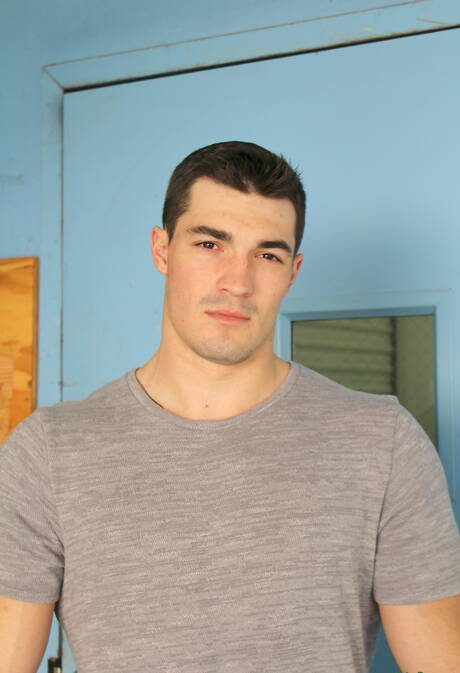 Bull Scott mostra un corpo robusto