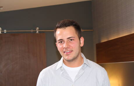 Der harte Kerl Logan James zeigt einen perfekten Körper