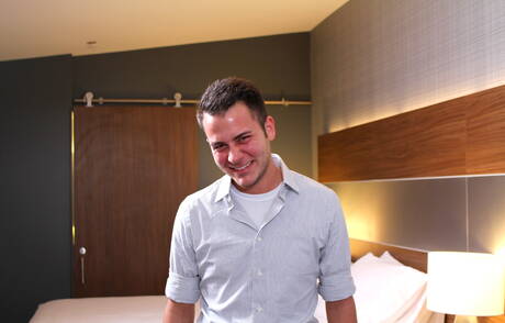 Der harte Kerl Logan James zeigt einen perfekten Körper