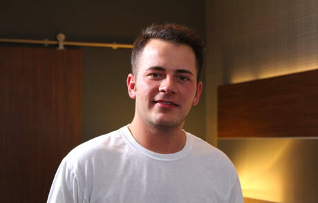 Der harte Kerl Logan James zeigt einen perfekten Körper