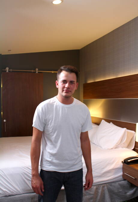 Der harte Kerl Logan James zeigt einen perfekten Körper