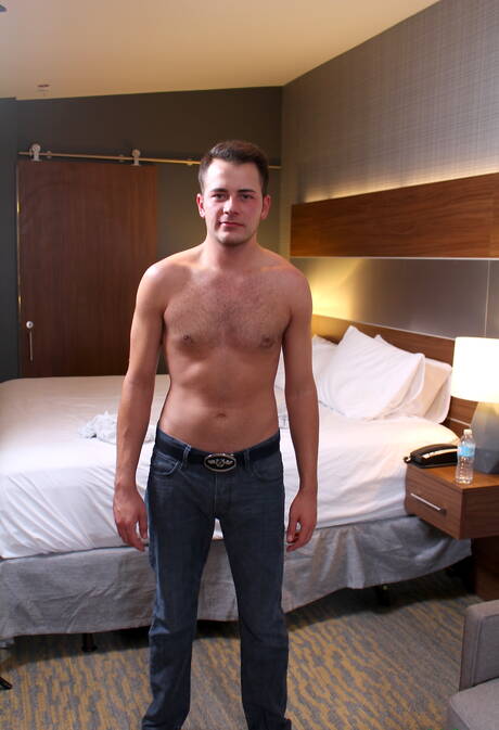 Der harte Kerl Logan James zeigt einen perfekten Körper