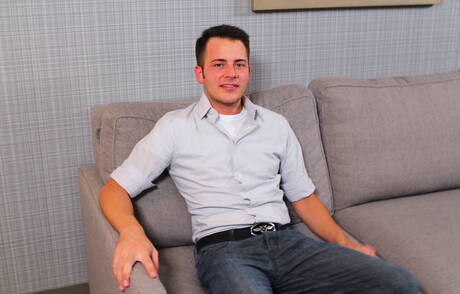 Der harte Kerl Logan James zeigt einen perfekten Körper