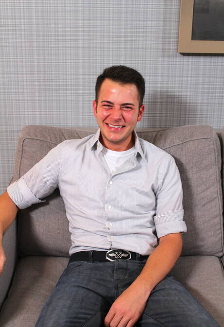 Twardziel Logan James pokazuje idealne ciało