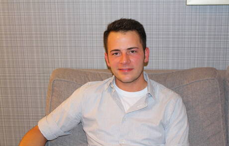 Der harte Kerl Logan James zeigt einen perfekten Körper