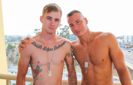Las estrellas porno estadounidenses Ryan Jordan y Craig Cameron, ambos bien formados, se follan el culo después de chupar la polla al aire libre.