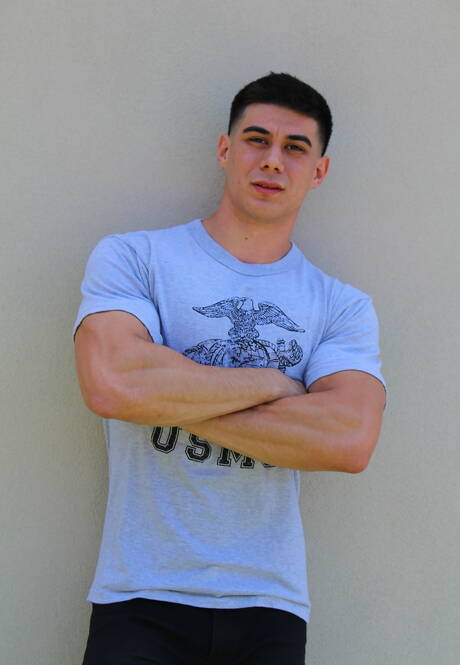 Bull Zach se despindo e mostrando a bunda apertada do lado de fora