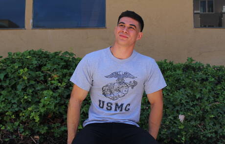 Bull Zach se despindo e mostrando a bunda apertada do lado de fora