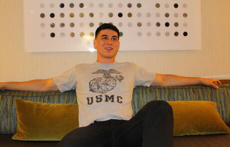 Bull Zach se despindo e mostrando a bunda apertada do lado de fora