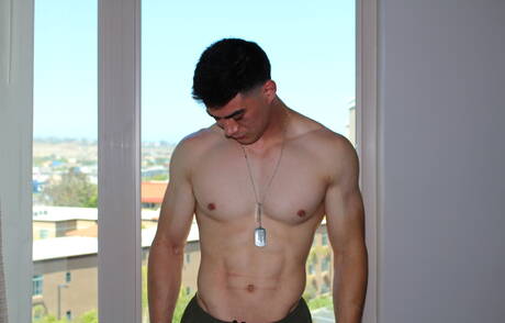 Bull Zach se despindo e mostrando a bunda apertada do lado de fora