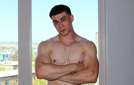 Bull Zach se despindo e mostrando a bunda apertada do lado de fora