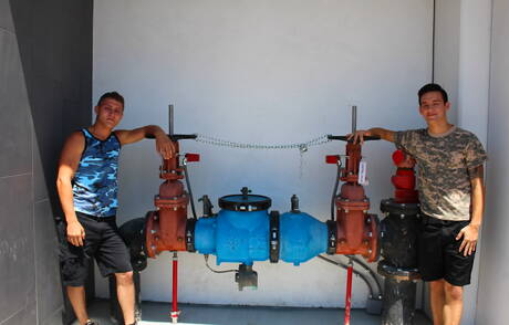 Il muscoloso Matthew Reeves e il muscoloso Dante fanno sesso all