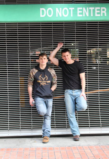 硬漢Ricky Stance和美國硬漢Allen Lucas在戶外激情激情肛交