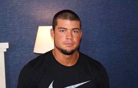 Le beau gosse américain Brad Banks taquine sa bite