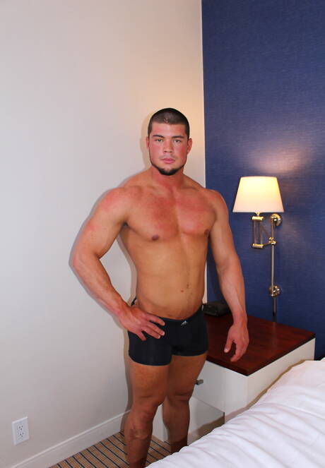 Le beau gosse américain Brad Banks taquine sa bite