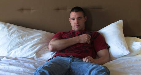 O bonitão Devin se masturbando