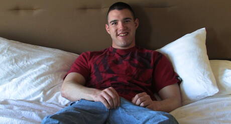 O bonitão Devin se masturbando