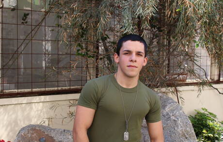 Der harte Amerikaner Billie Starz masturbiert im Freien