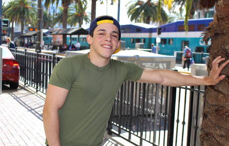 Der harte Amerikaner Billie Starz masturbiert im Freien