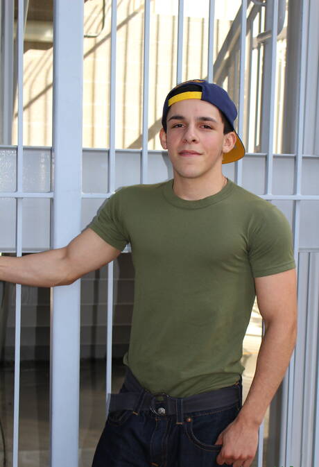 Der harte Amerikaner Billie Starz masturbiert im Freien